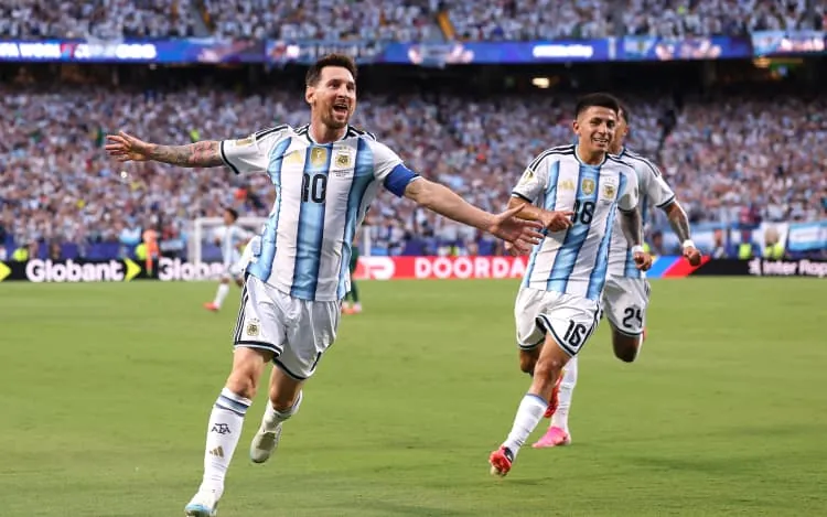 KANSAS CITY, MISSOURI - JUNE 16: Lionel Messi #10 of Argentina celebrates scoring his team's first goal during the FIFA World Cup 2026 Group J match between Argentina and Algeria at Kansas City Stadium on June 16, 2026 in Kansas City, Missouri. Charlotte Wilson/Getty Images/AFP (Photo by Charlotte Wilson / GETTY IMAGES NORTH AMERICA / Getty Images via AFP)